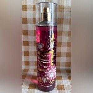 NEW B&BW Strawberry Snowflakes 8 oz Full Size Body care